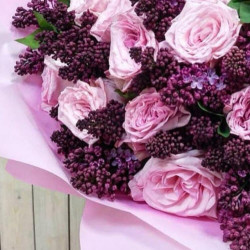 Весенний букет сирени и роз